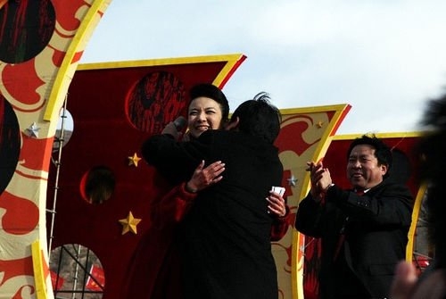 志丹县委书记祁玉江因熊抱主持人