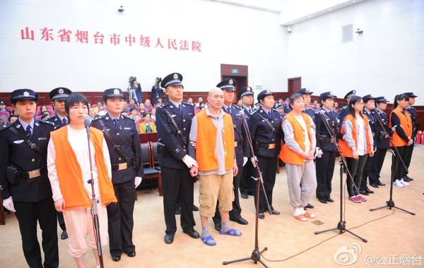 备受关注的山东招远涉邪教故意杀人案今日(11日)上午9时在烟台中院第一审判庭公开宣判。在之前8月21日的庭审中，面对指控，张帆、张立冬、吕迎春3人拒不认罪，称其为正当防卫。张航、张巧联悔罪。庭上，因受害人家属提出撤销民事诉讼，此次庭审只审理刑事部分。经过法庭审理，判决被告人张帆、张立东死刑，剥夺政治权利终身；被告人吕迎春判处无期徒刑，剥夺政治权利终身；被告人张航、张巧联分别判处有期徒刑十年、七年。宣判后，被告人吕迎春表示服判，不上诉，其他被告人当庭没有明确表示是否上诉。